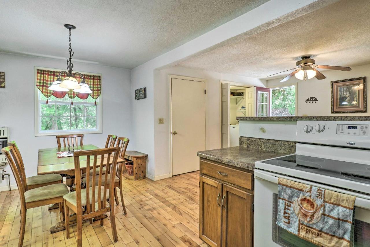 With Hot Tub And Waterfall Views! Holiday home Bryson City