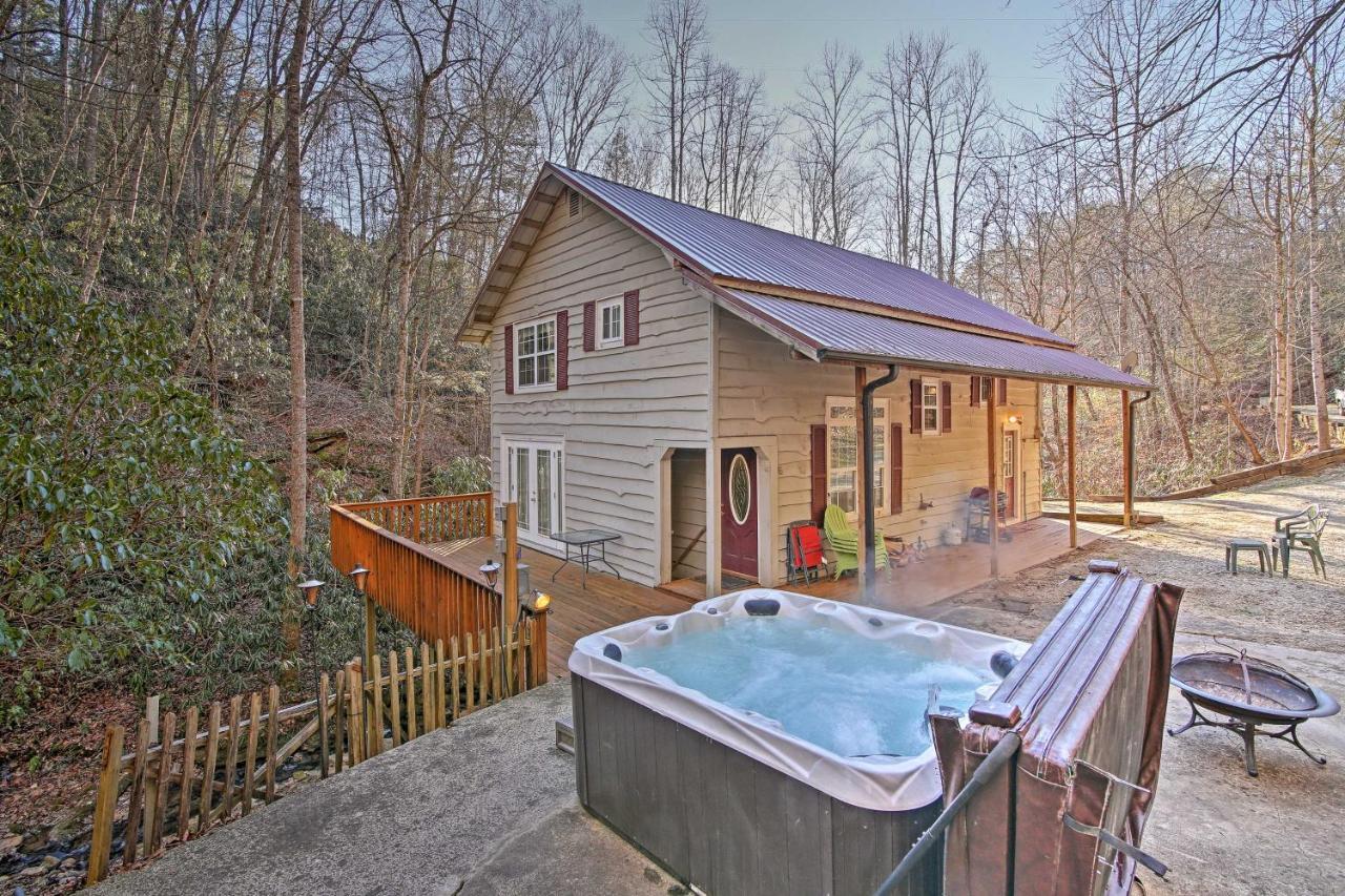 With Hot Tub And Waterfall Views! *